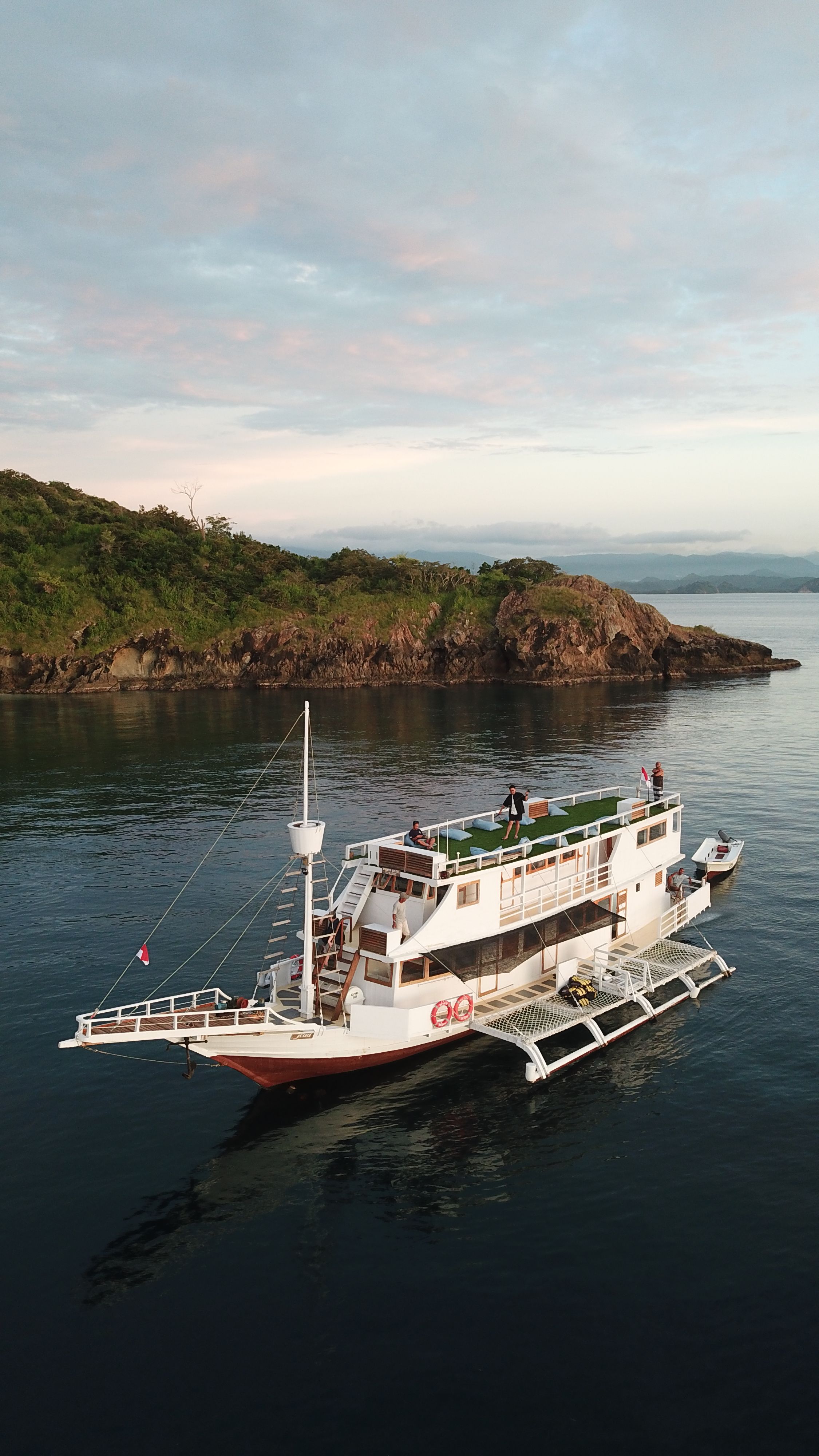 Phinisi Jessie at sunset